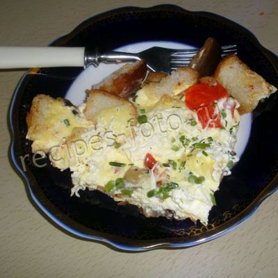 Блюда из яиц Омлет с сыром и овощами на сковороде