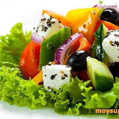 Аппетитный греческий салат с адыгейским сыром