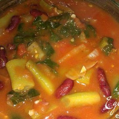 Фасоль со шпинатом в томатном соусе