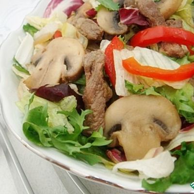 Мясной салат с шампиньонами и овощами