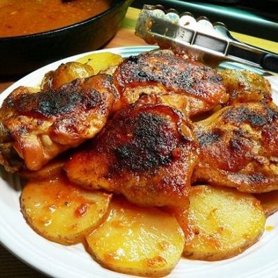 Куриные бедра с картошкой в духовке в горчично-томатном соусе