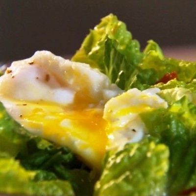 Салат с беконом и яйцом