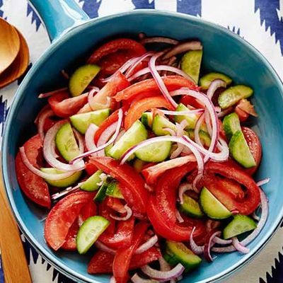 Салат из томатов, лука и огурцов