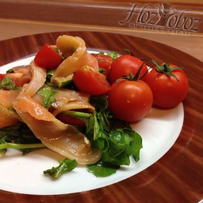 Быстрый салат с помидорами черри и рукколой