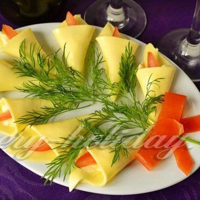 Праздничная закуска Каллы из плавленного сыра с помидорами