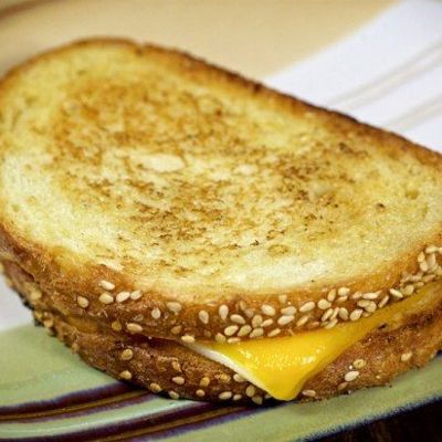 Горячие бутерброды с сыром на сковороде