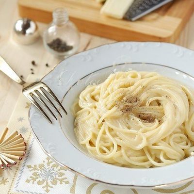 Спагетти с сыром и чёрным перцем
