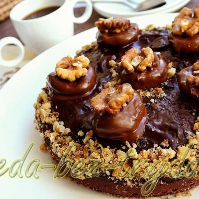 Шоколадный торт Брауниз с черносливом и грецкими орехами
