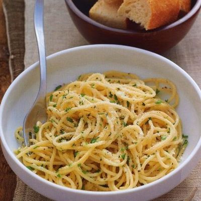 Спагетти с петрушкой и сыром