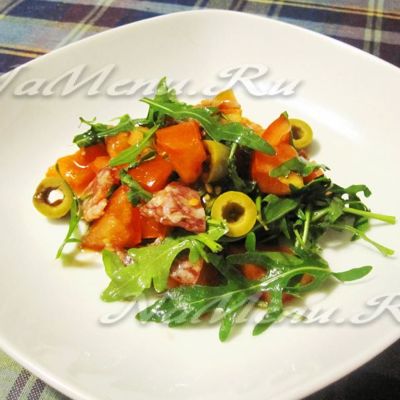Салат с руколой, салями и оливками