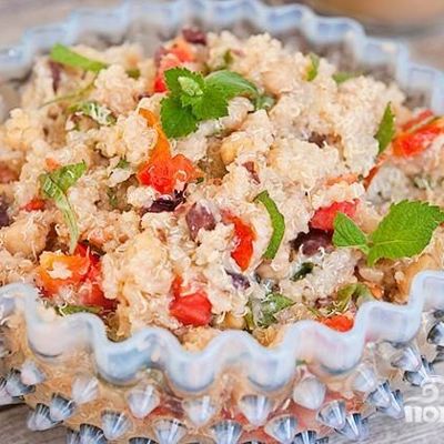 Салат с квиноа, бараньим горохом и помидорами