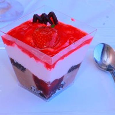 Десерт из мороженого с клубничным сиропом