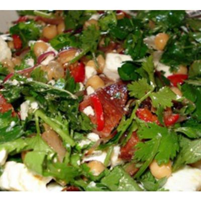 Теплый салат с турецким горохом и чорицо