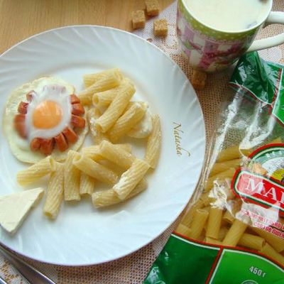 Глазунья в сосиске с макаронами и сыром