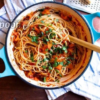 Спагетти с простым овощным соусом