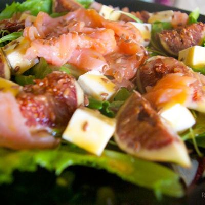 Салат с инжиром, козьим сыром и копченым лососем под соусом Винегрет