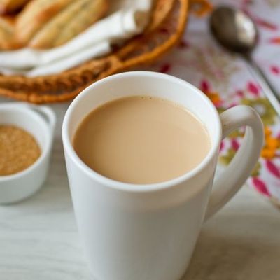Индийский имбирный чай с молоком и кардамоном