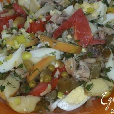Салат с копченой скумбрией, яйцами, луком и зеленым горошком