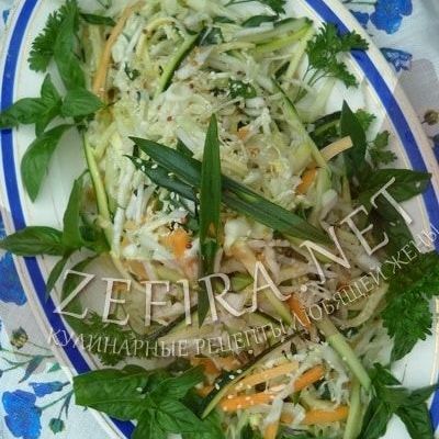 Летний салат из белокочанной капусты с кабачками и морковью
