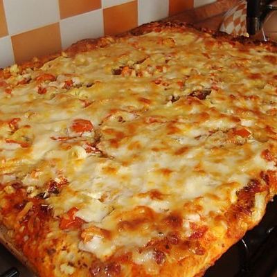 Пицца с колбасой, сыром и грибами в духовке