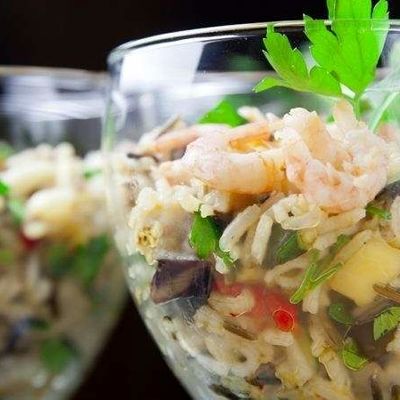 Теплый салат с рисом, овощами и креветками