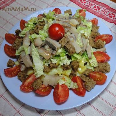 Картофельный салат с селедкой, хлебом и помидорами