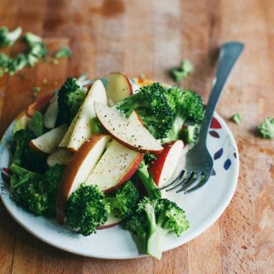 Витаминный салат с яблоками и брокколи