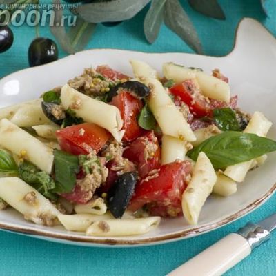 Салат с тунцом и помидорами