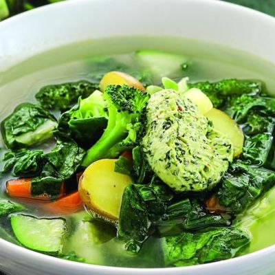 Летний овощной суп Легкий овощной бульон и масло с зеленью