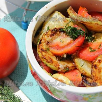 Салат с помидорами и жареными кабачками