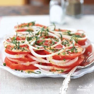 Салат из помидоров и лука