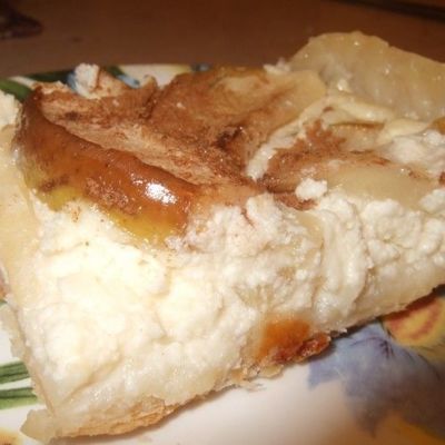 Пирог из слоеного теста с творогом и грушей