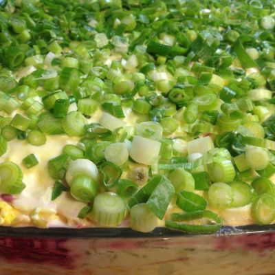 Слоеный овощной салат с солеными огурцами