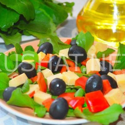 Салат с рукколой, маслинами и сыром
