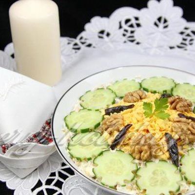 Нежный салат с курицей, черносливом и орехами