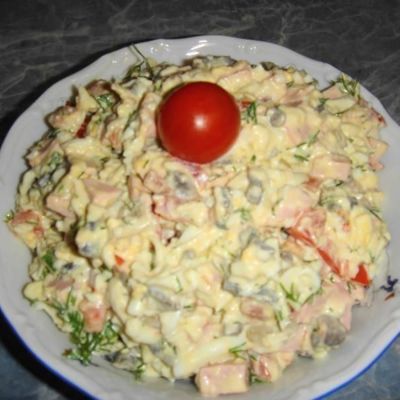 Салат с вареной колбасой яйцами и грибами