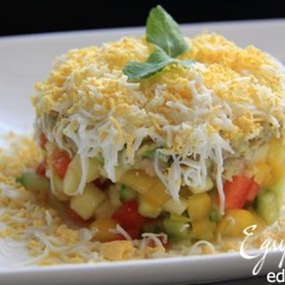 Овощной салат с тунцом, яйцом и авокадо 301 ккал в 1 порции:-