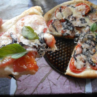 Пицца с помидорами, моцареллой и базиликом а-ля Капрезе