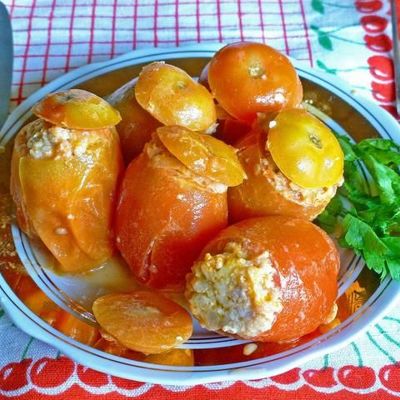 Фаршированные помидоры в соусе