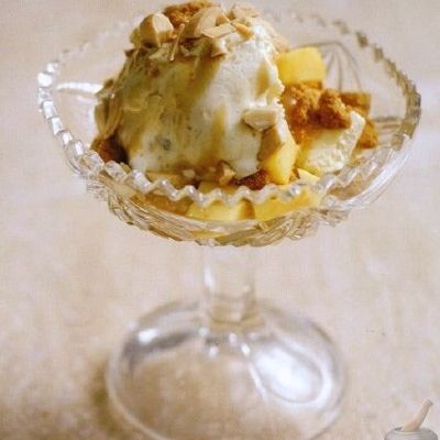 Десерт из мороженого и манго
