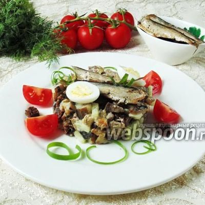 Салат со шпротами, сухариками и баклажанами