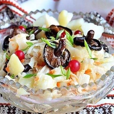 Постный салат с грибами, картофелем и квашеной капустой