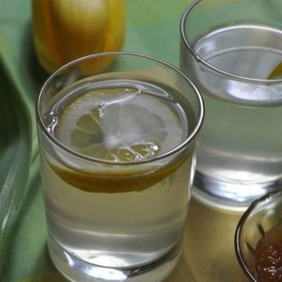 Имбирный напиток с лимоном, медом и корицей
