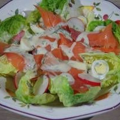 Салат с семгой, перепелиными яйцами и редисом
