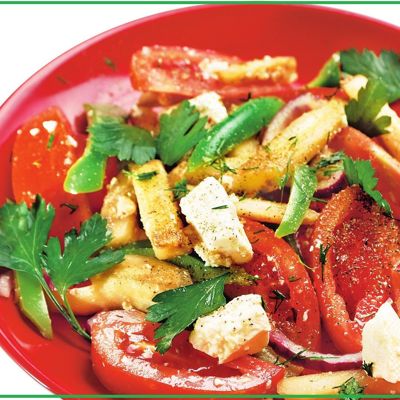Теплый салат с баклажаном, помидорами и болгарским перцем