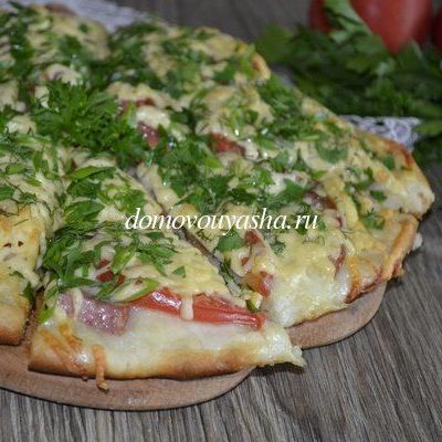 Пицца с помидорами, колбасой и сыром