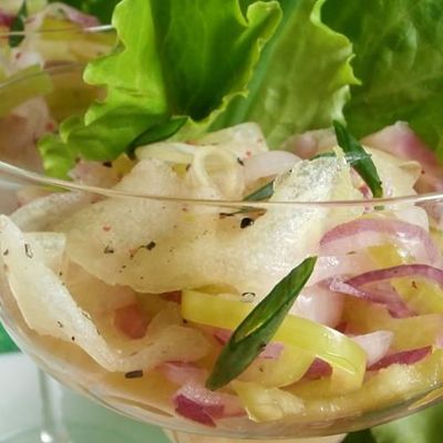 Необычный салат из дыни, лука и зеленого перца