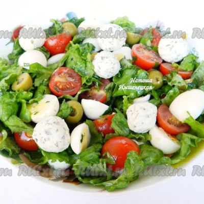 Салат с помидорами, оливками и сыром