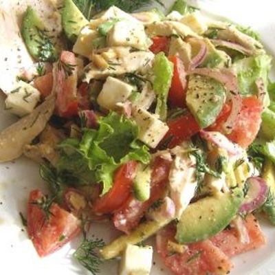Салат с запеченной куриной грудкой, овощами и адыгейским сыром