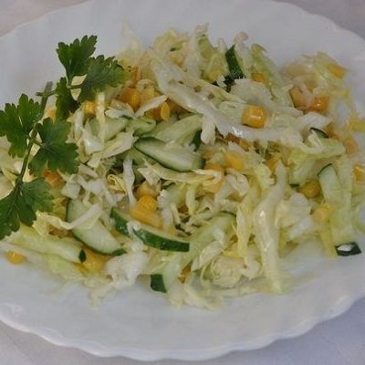 Простой салат с кукурузой консервированной